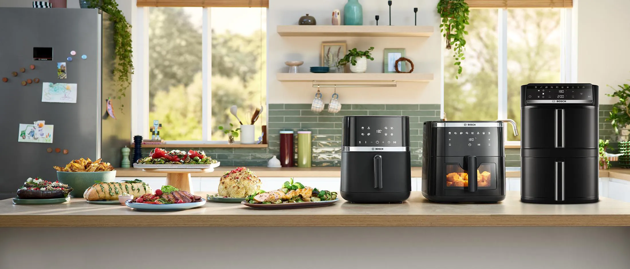 Urządzenia AirFryer na blacie w jasnej kuchni