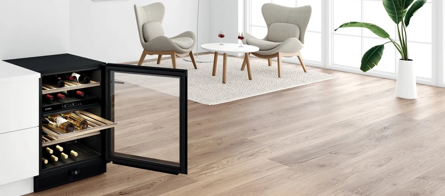 Mobile cantinetta indipendente con ripiani aperti, realizzato in legno di faggio europeo, dal design moderno