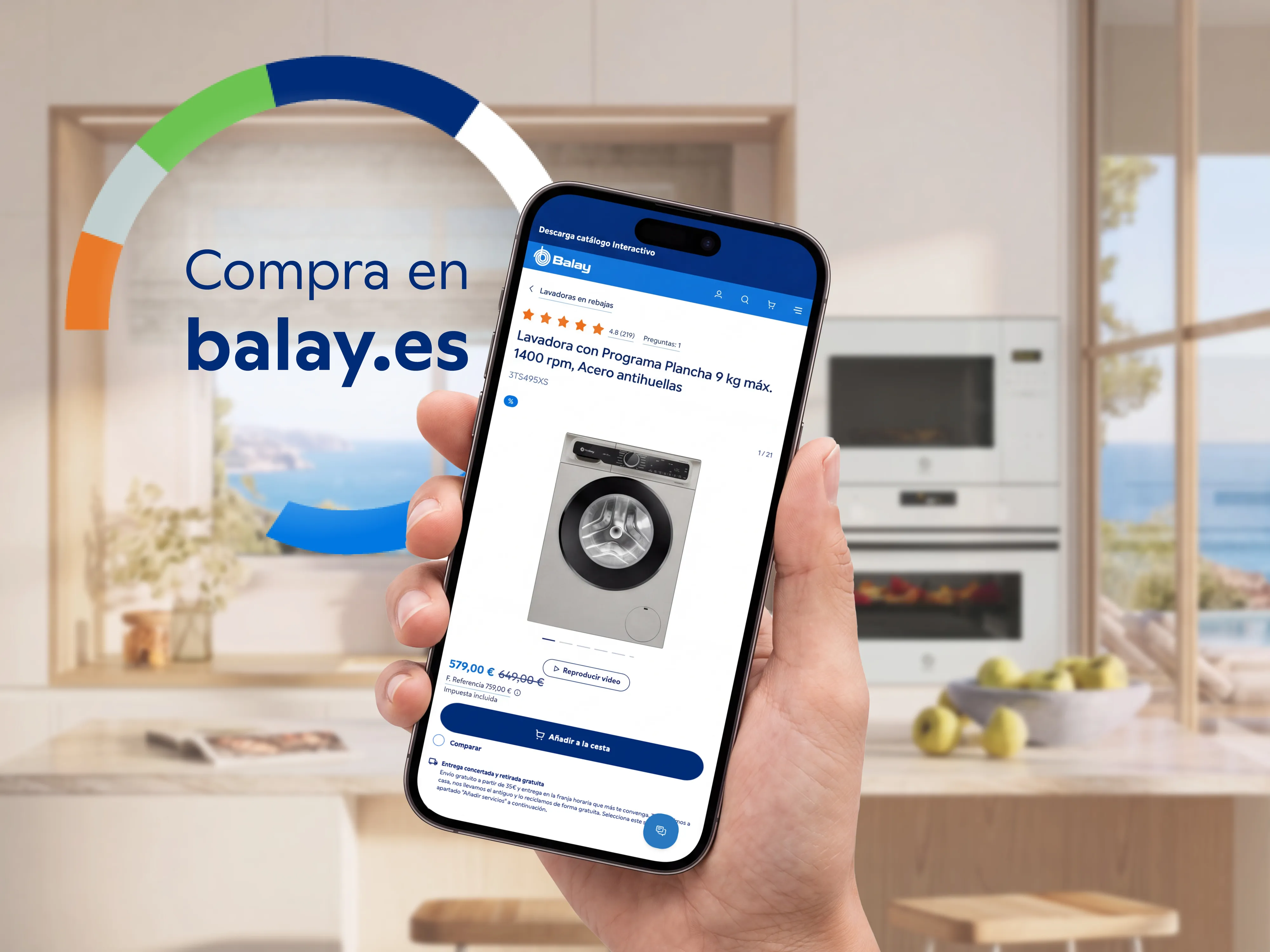 Mano de una persona sosteniendo un teléfono móvil que muestra la compra de una lavadora en la tienda online de Balay.