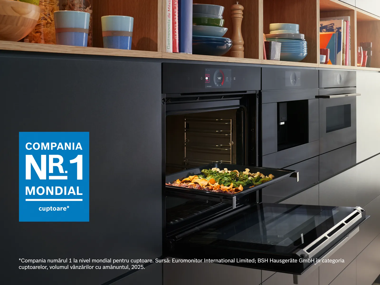 Cuptor multifuncțional, espressor automat și cuptor cu microunde, încorporabile, într-o bucătărie modernă