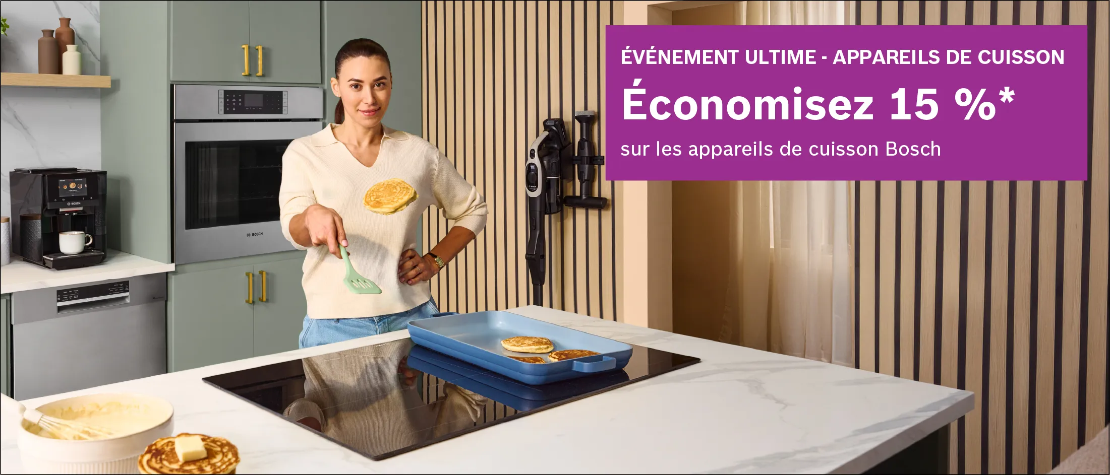 Un chef s’affairant dans une cuisine moderne, juste à côté d’une affiche annonçant 15 % de rabais sur les appareils de cuisson.