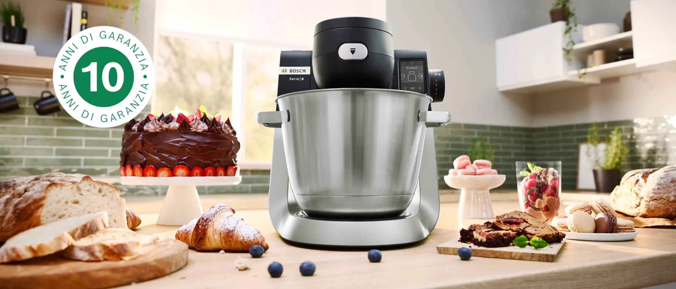 Robot da cucina con vari prodotti da forno, un mixer e altri elettrodomestici da cucina.