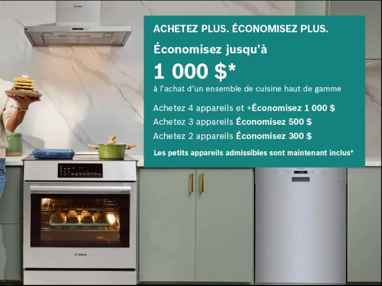 Scène de cuisine : four en marche, personne tenant des pancakes, lave‑vaisselle, armoires et pancarte « Économisez 1 000 $ »