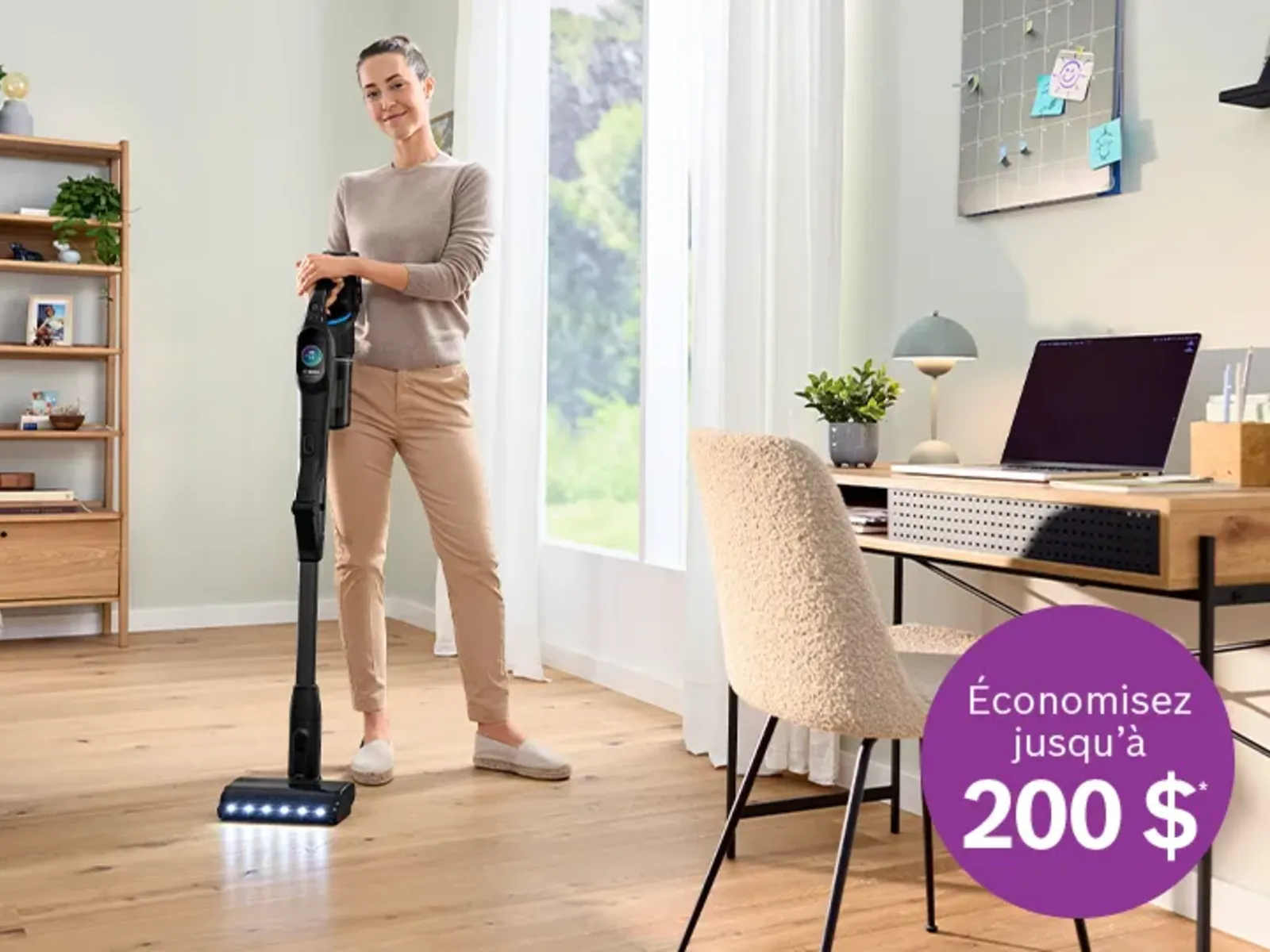 Personne passant l'aspirateur dans un salon lumineux avec un aspirateur sans fil; un macaron violet annonce des économies allant jusqu'à 200$