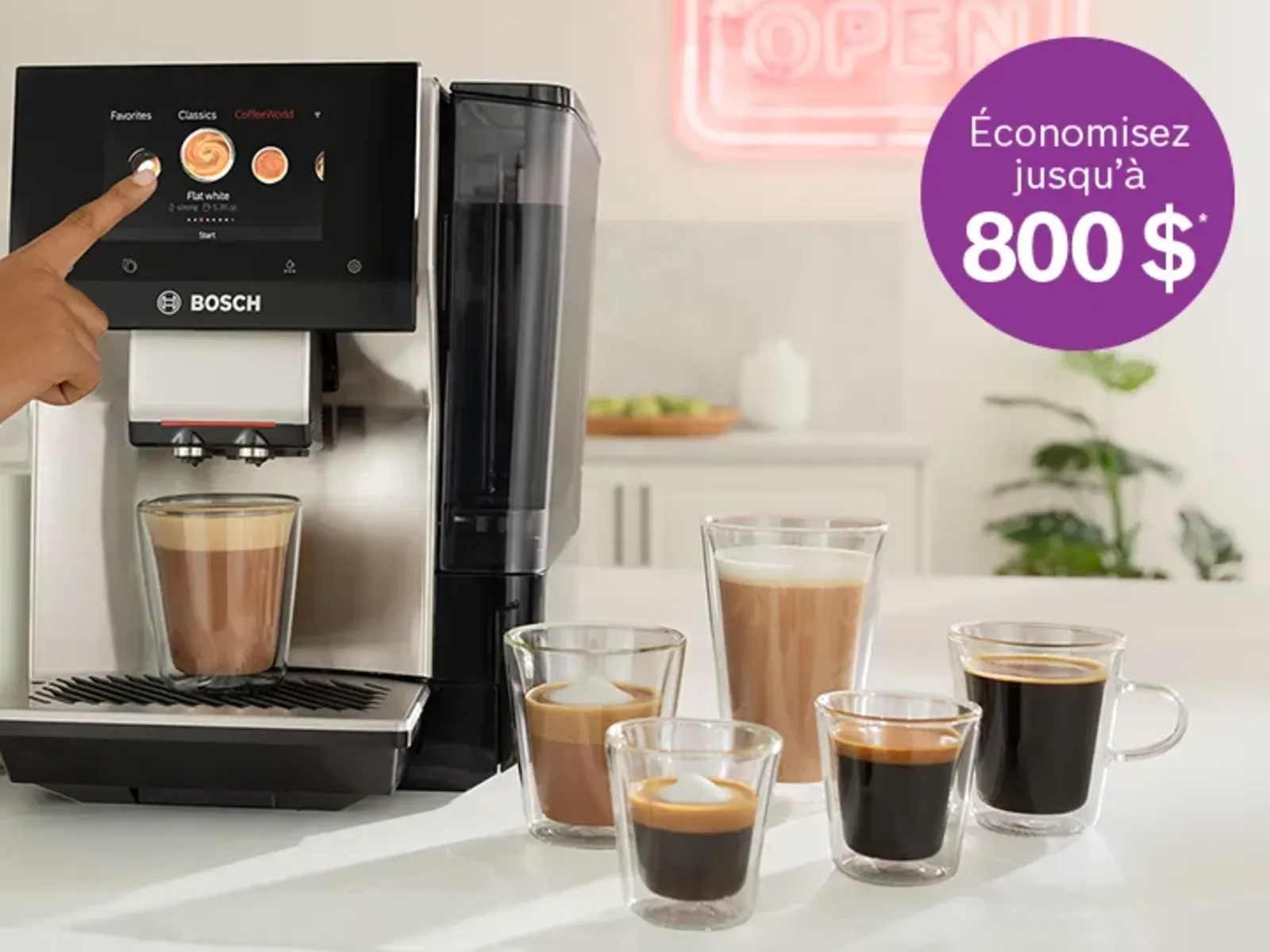 Main sélectionnant une boisson sur une machine à expresso, cinq tasses de café et pastille « Économisez jusqu'à 800 $ 