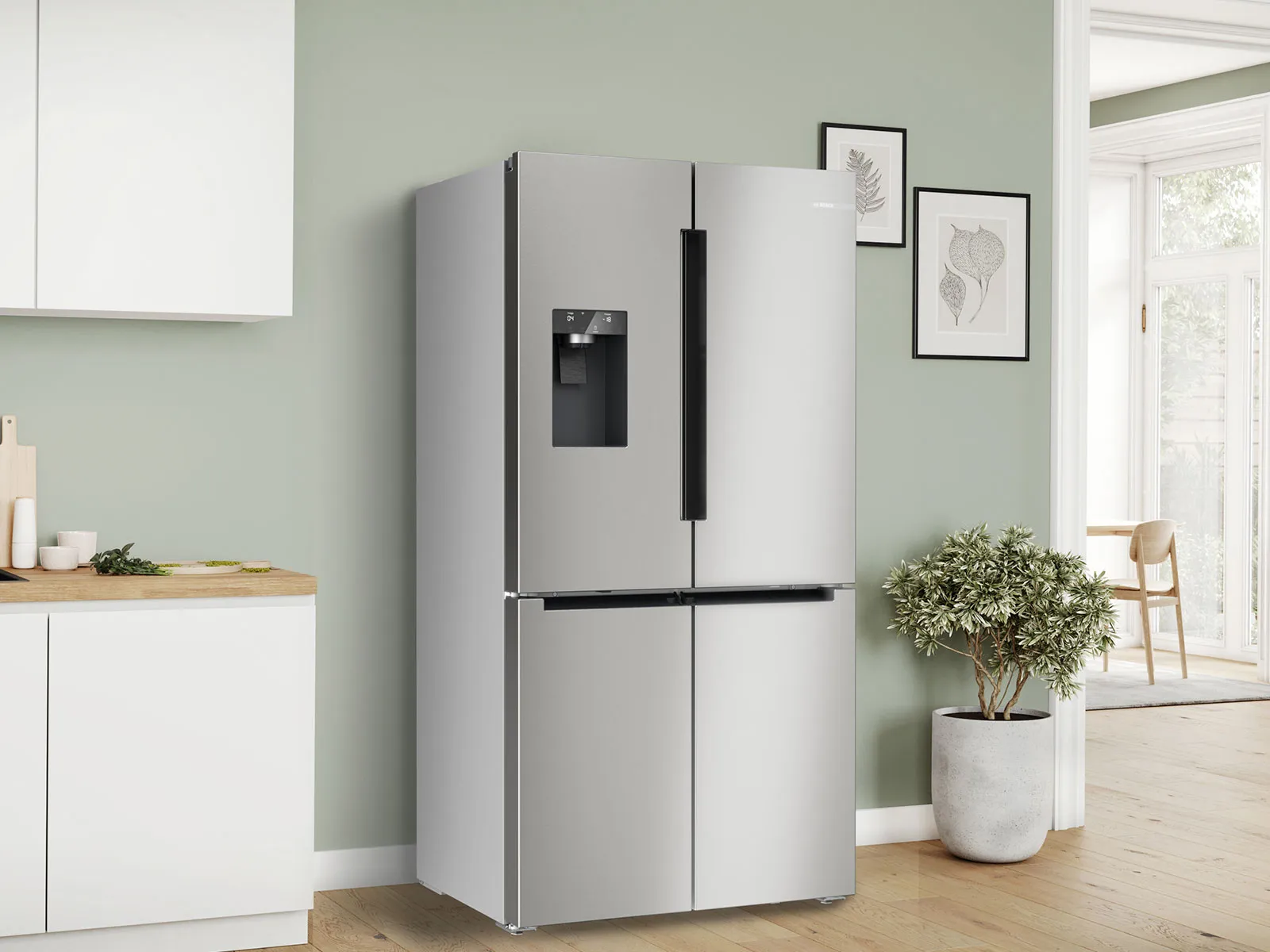 En Bosch Multi Door kyl/frys med ismaskin står bredvid vita köksskåp.