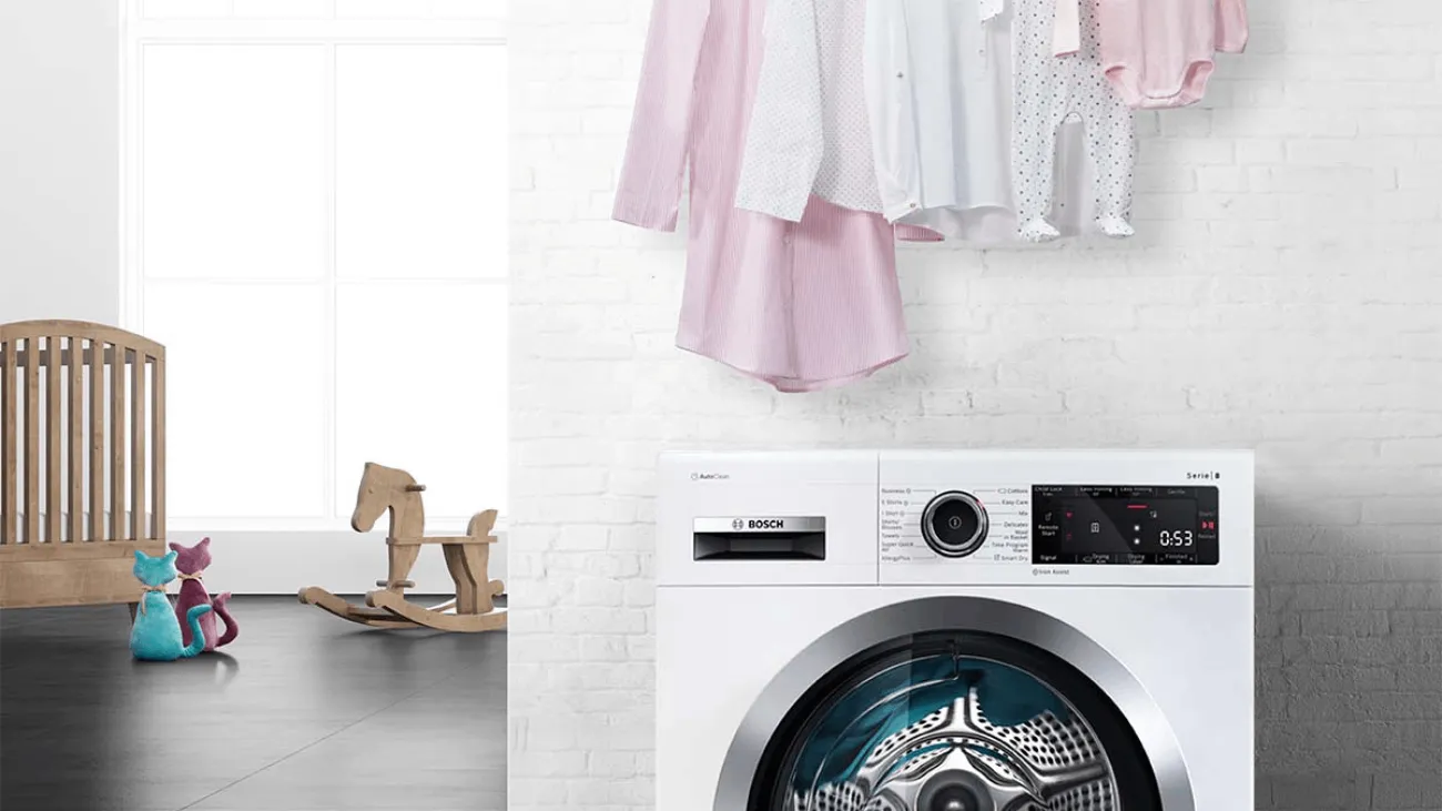 Elbise rafı, çamaşır makinesi ve ahşap dekor elemanları ile Minimalist hemşirelik.