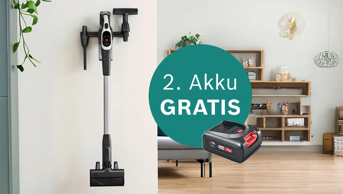 Ein stilvolles Wohnzimmer mit einem Staubsauger und einem Werbeschild mit der Aufschrift „2. Akku GRATIS“ neben einem kostenlosen Akkupack.