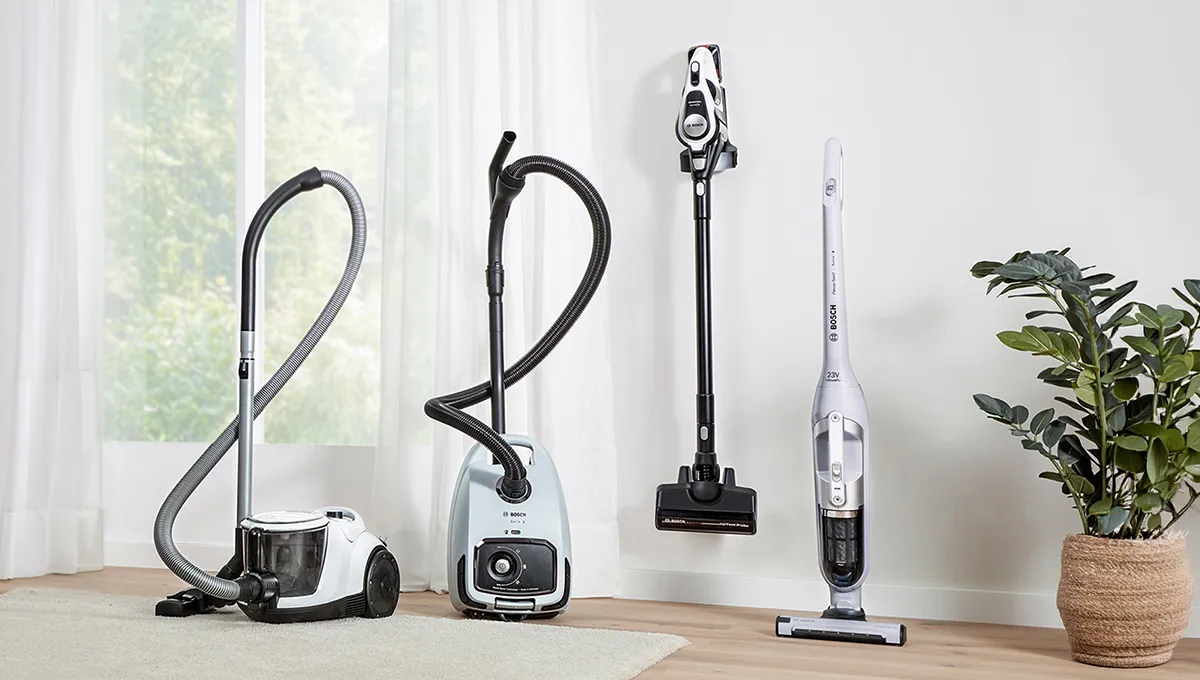 Sortiment moderner Staubsauger – Kanister-, Stand- und Handmodelle auf Holzboden.