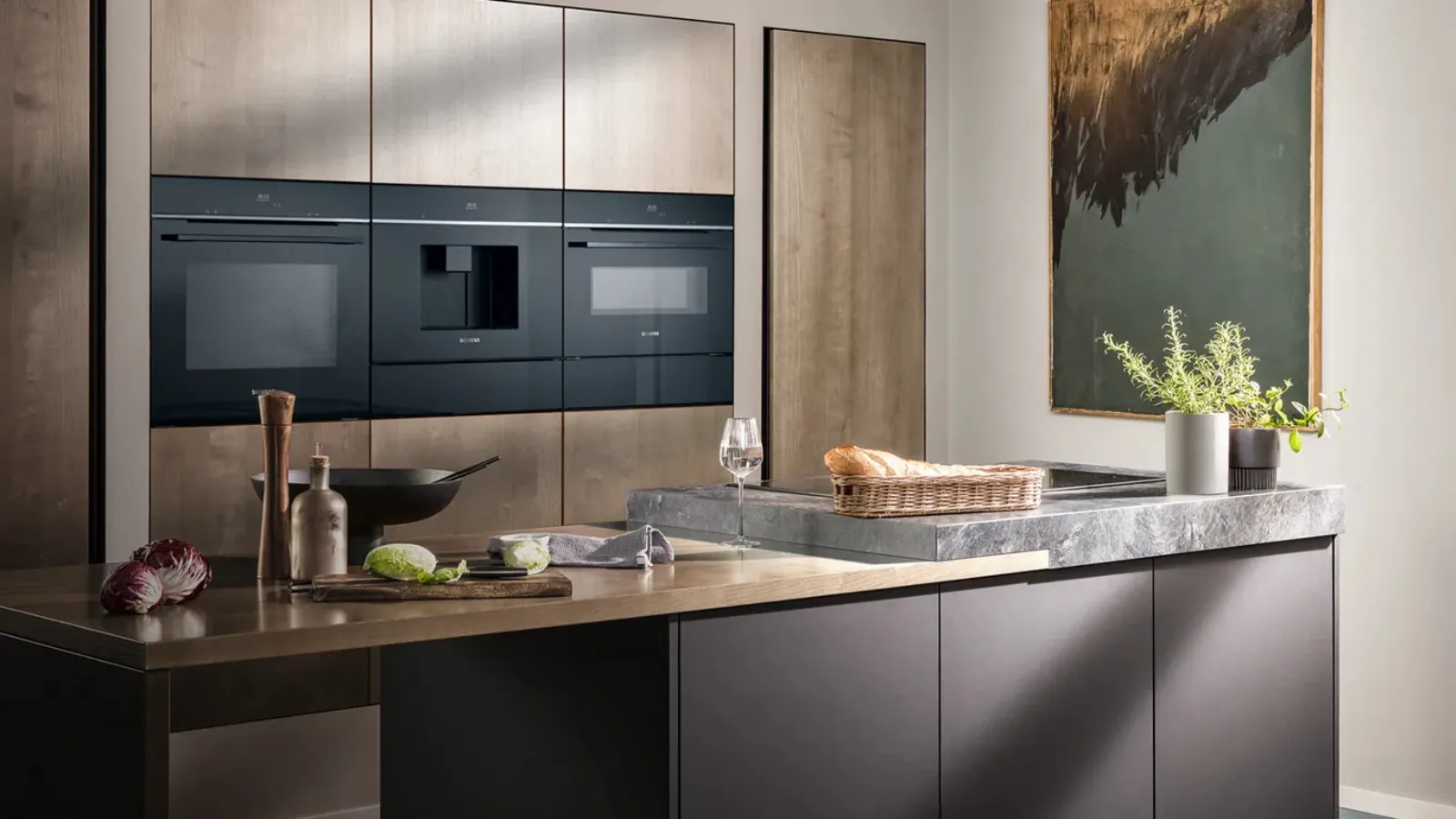 Electrodomésticos de cocina Siemens encastrables: microondas, cafetera y horno cocinando alimentos, integrados en un mueble de madera oscura.