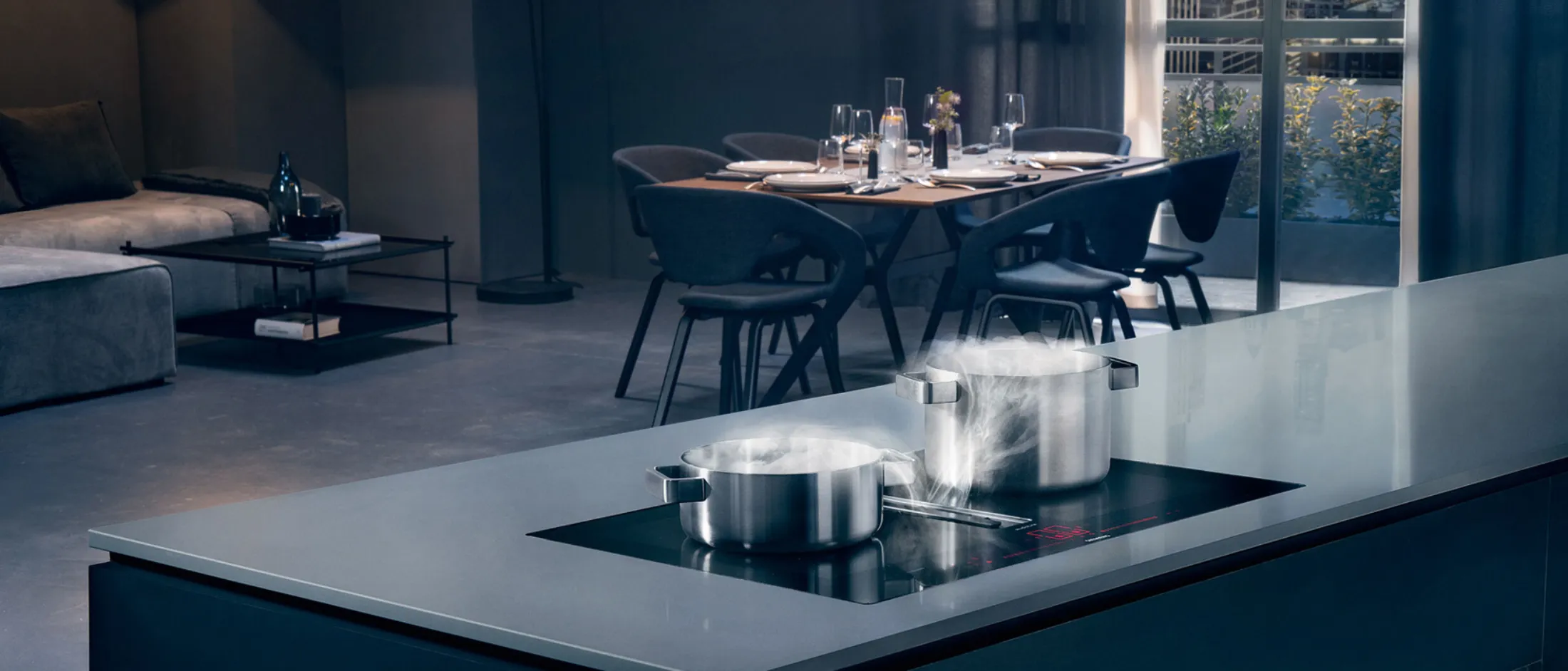 Cucina moderna con elegante controsoffitto nero, tavolo da pranzo e arredamento minimalista.