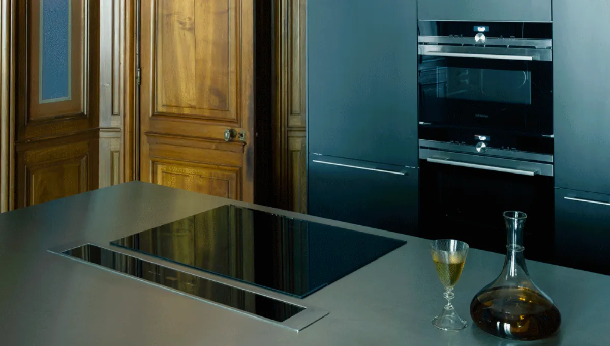 Ornato interno cucina in legno con murale floreale, elettrodomestici incorporati, e controsoffitti moderni.