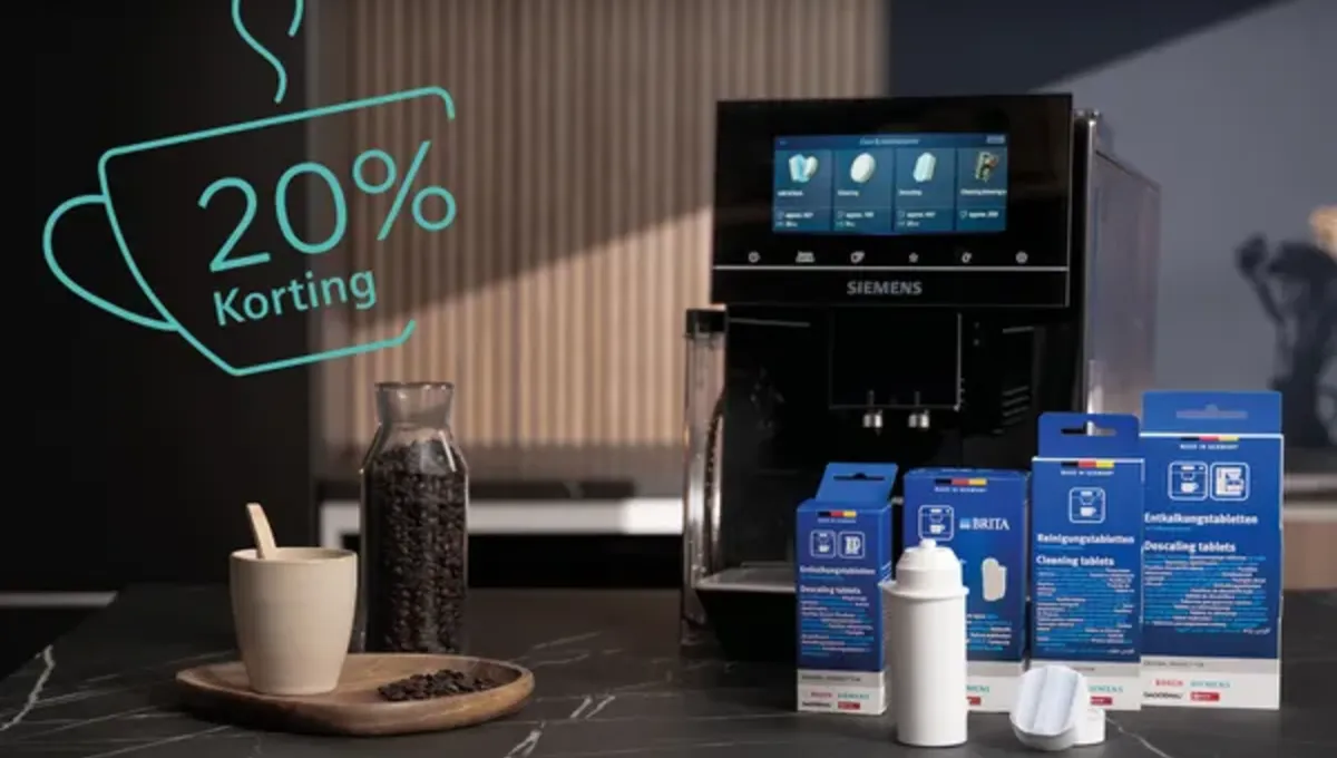 Dame voor wasmachine met reinigingsmiddel in haar hand. 