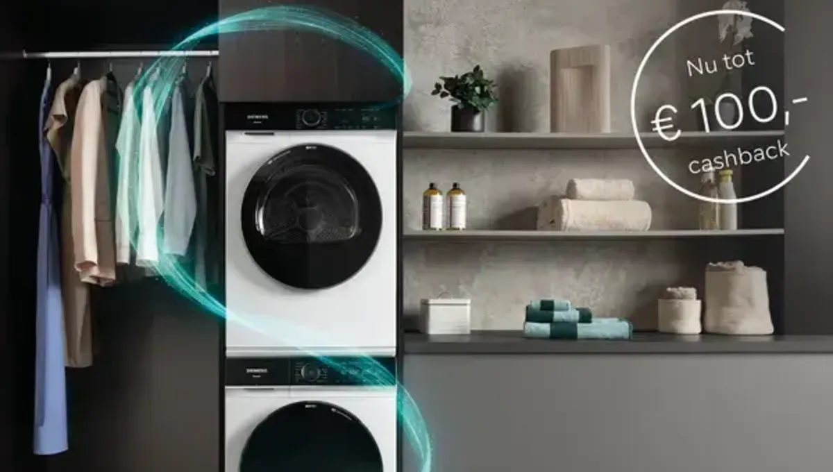 Vrouw zit voor wasmachine met reinigingsmiddel in haar had en stopt dit in de trommel