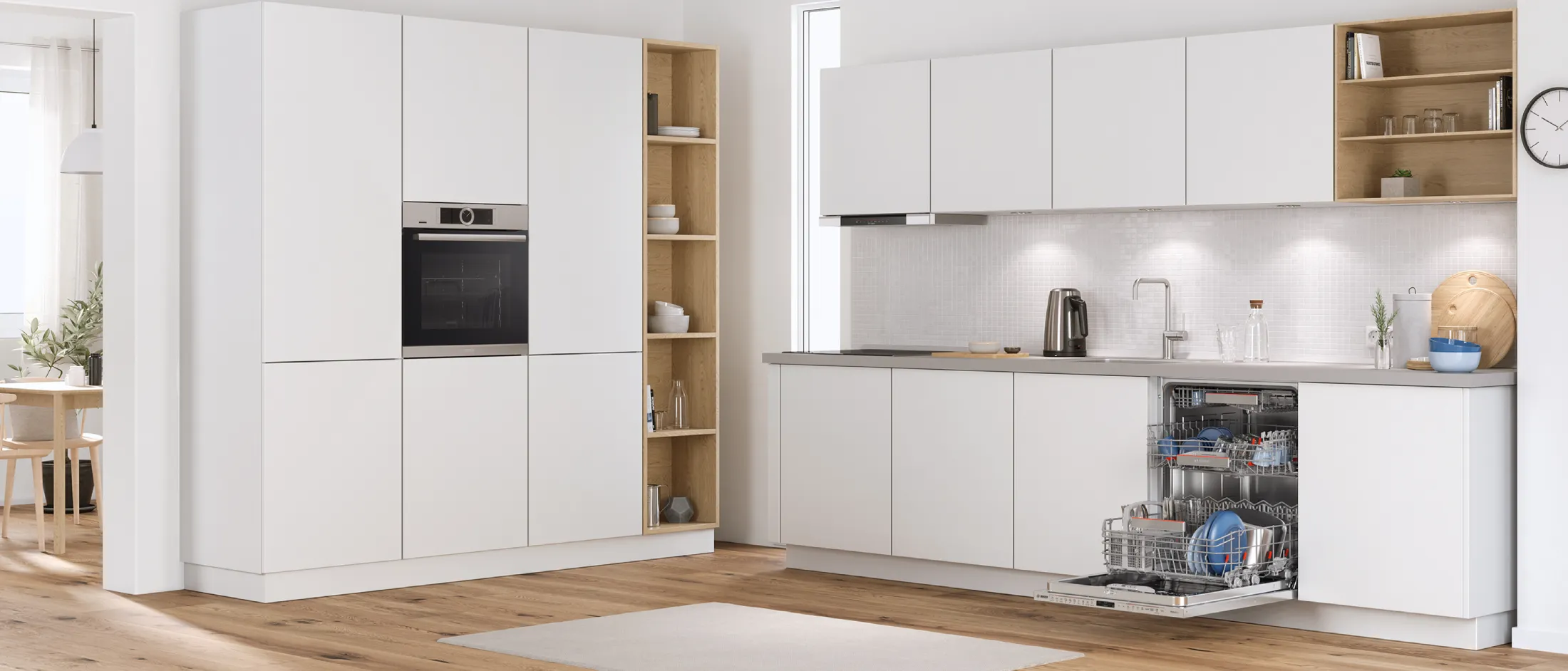 Cucina moderna con forno da incasso e lavastoviglie a scomparsa totale Bosch aperta e carica.