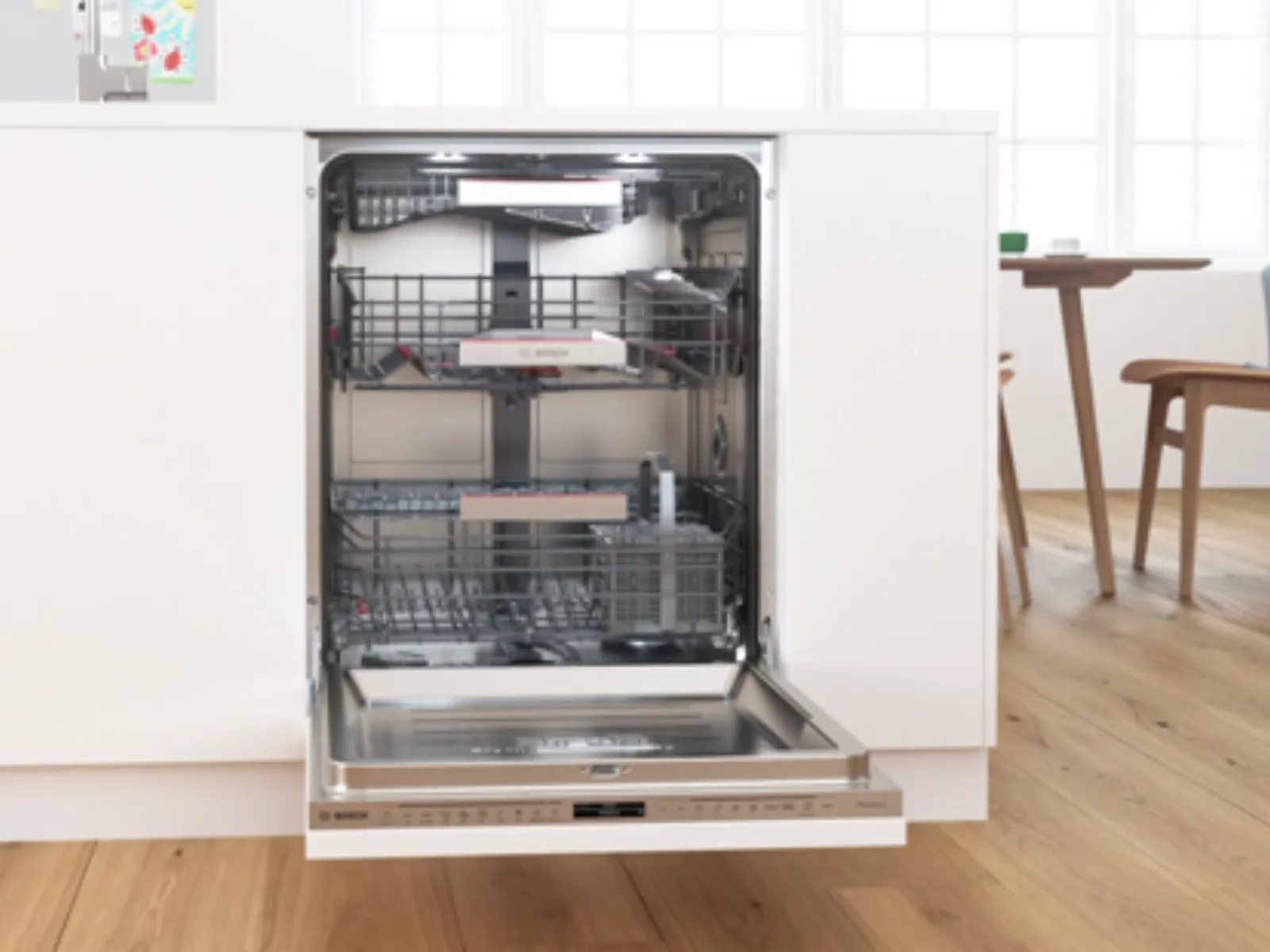Lavastoviglie Bosch da incasso totale con porta aperta in una cucina moderna
