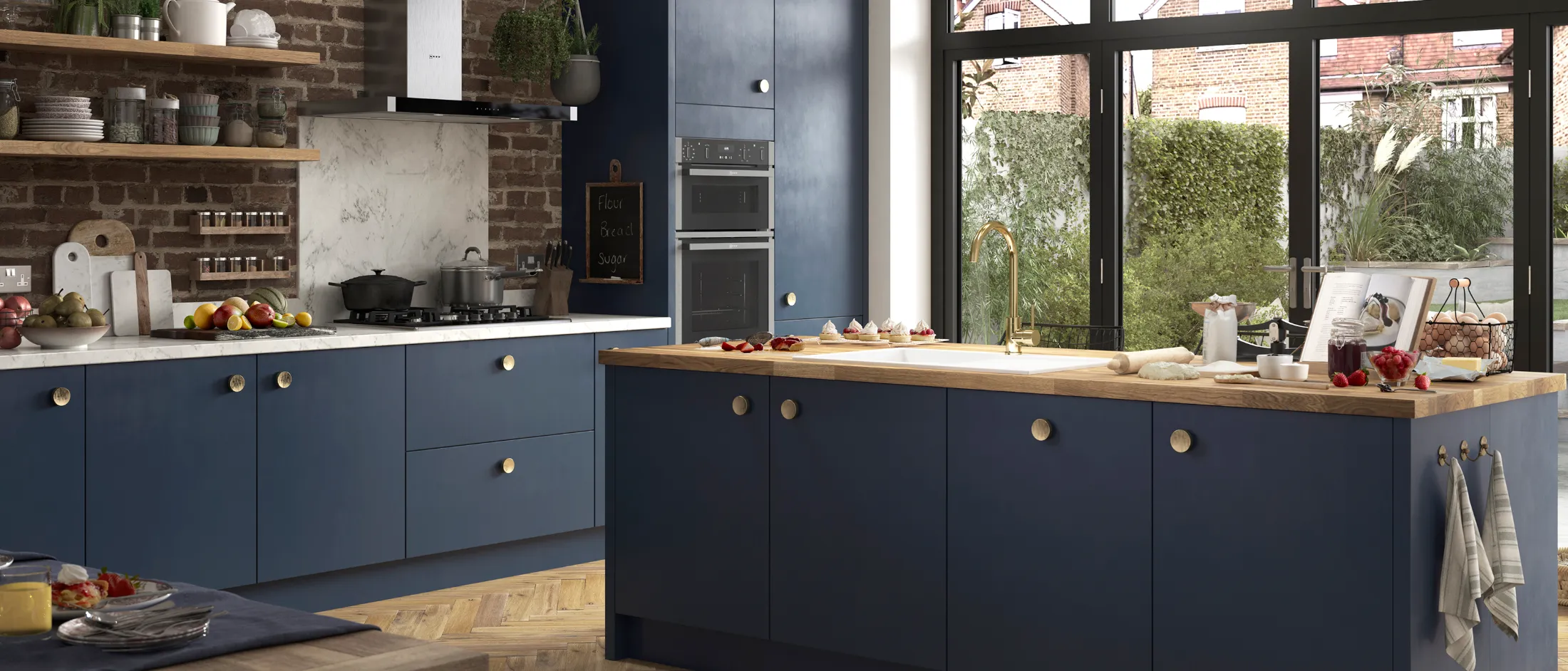 Küche mit blauen Unterschränken, Holzarbeitsplatte, offenem Regal mit Geschirr und großen Fenstern im Hintergrund