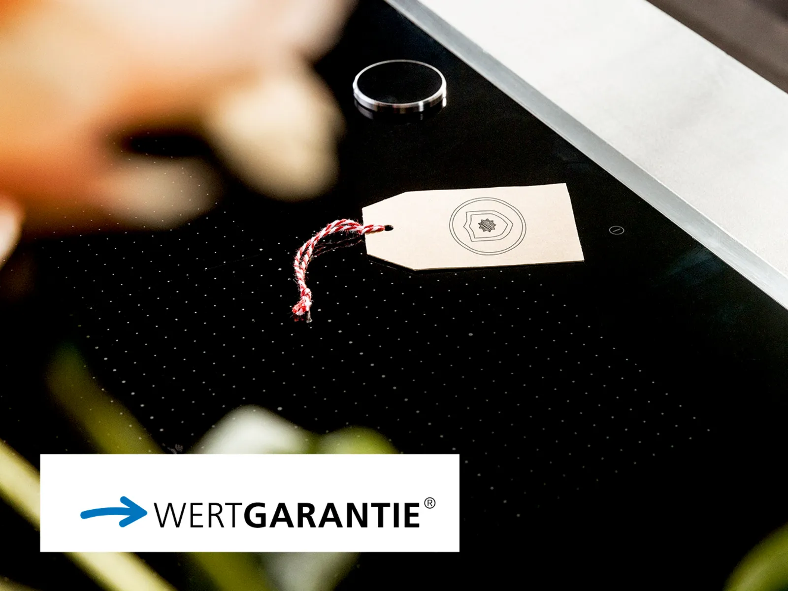 Laptop mit Wertgarantie Garantie-Tag, Blick auf das elektronische Gerät.