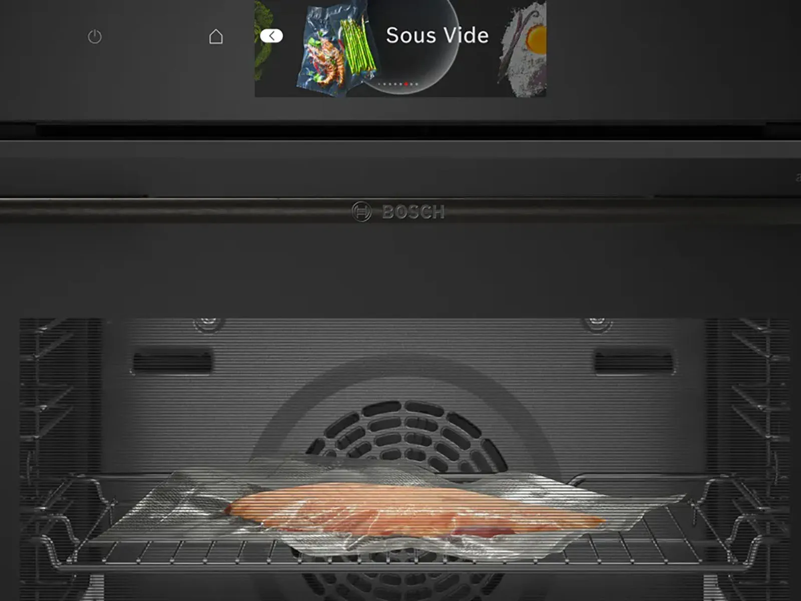 A vaccumed piece of meat is placed on the grid in an oven. Below the grid a tray is placed. In the User Interface the program „sous-vide“ is displayed.