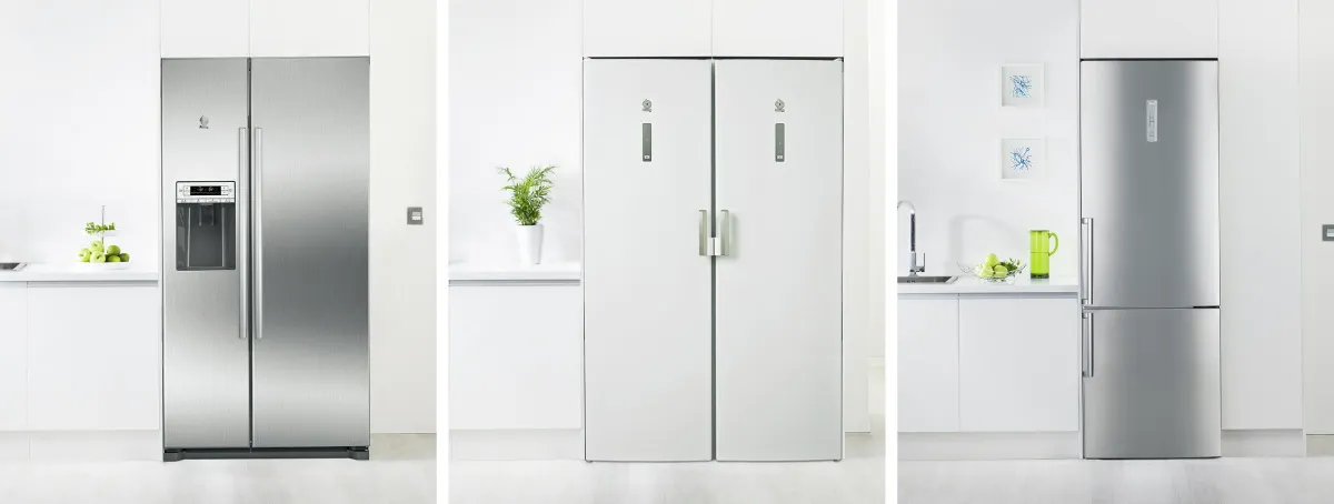 Três cozinhas modernas, cada uma com um frigorífico elegante: um side-by-side em aço inoxidável, um branco de duas portas e um de congelador inferior em aço inoxidável.