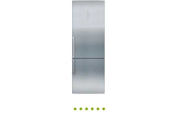 Combinado moderno de aço inoxidável com frigorífico em cima e congelador em baixo