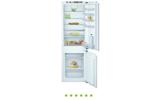 Frigorífico aberto com alimentos nas prateleiras e secção de congelador abaixo