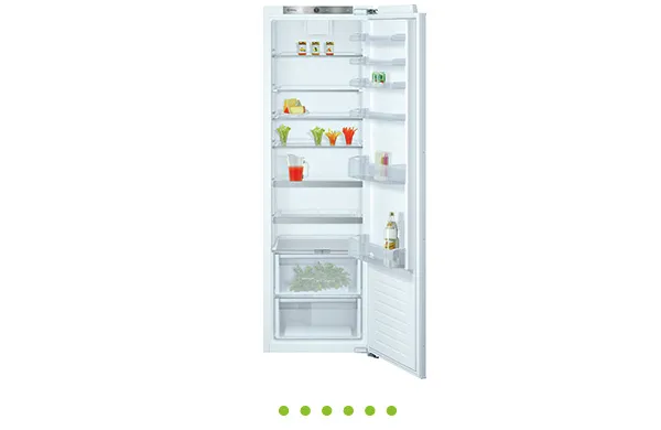 Frigorífico vertical, aberto com prateleiras pouco abastecidas, incluindo algumas bebidas e legumes