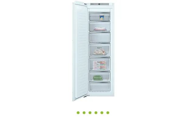 Congelador vertical aberto com gavetas, isolado sobre fundo branco