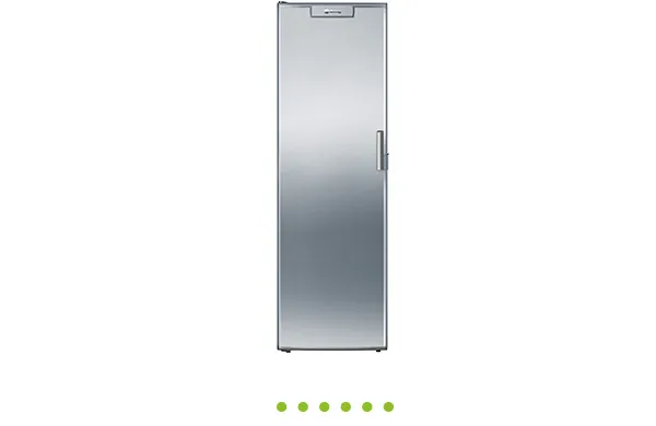 Frigorífico de aço inoxidável com uma porta contra fundo branco 