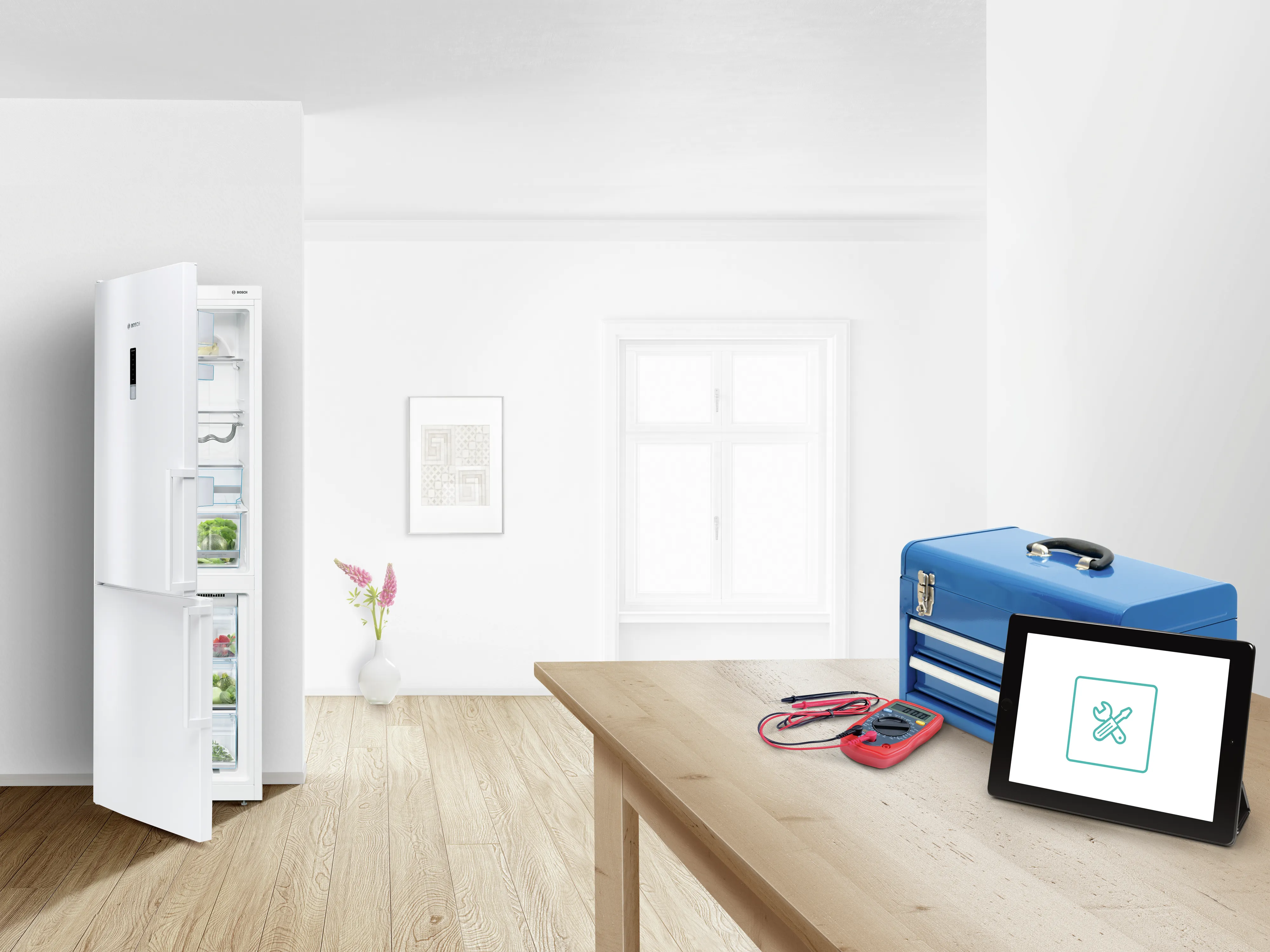 מקרר פתוח מציג אוכל בפנים, שולחן עץ עם מכשירי מדידה וטאבלט, חדר מואר עם דלתות חלון לבנות.