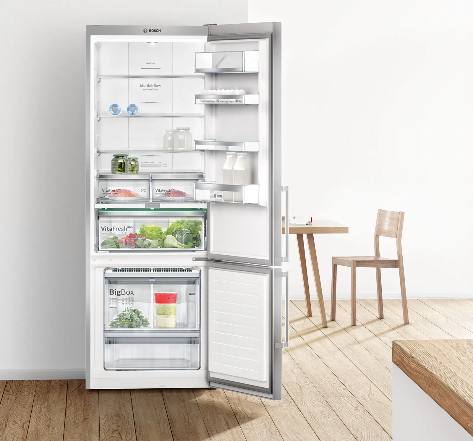 Frigorifero con porta aperta, ripiani e oggetti alimentari visibili in un ambiente cucina minimalista.