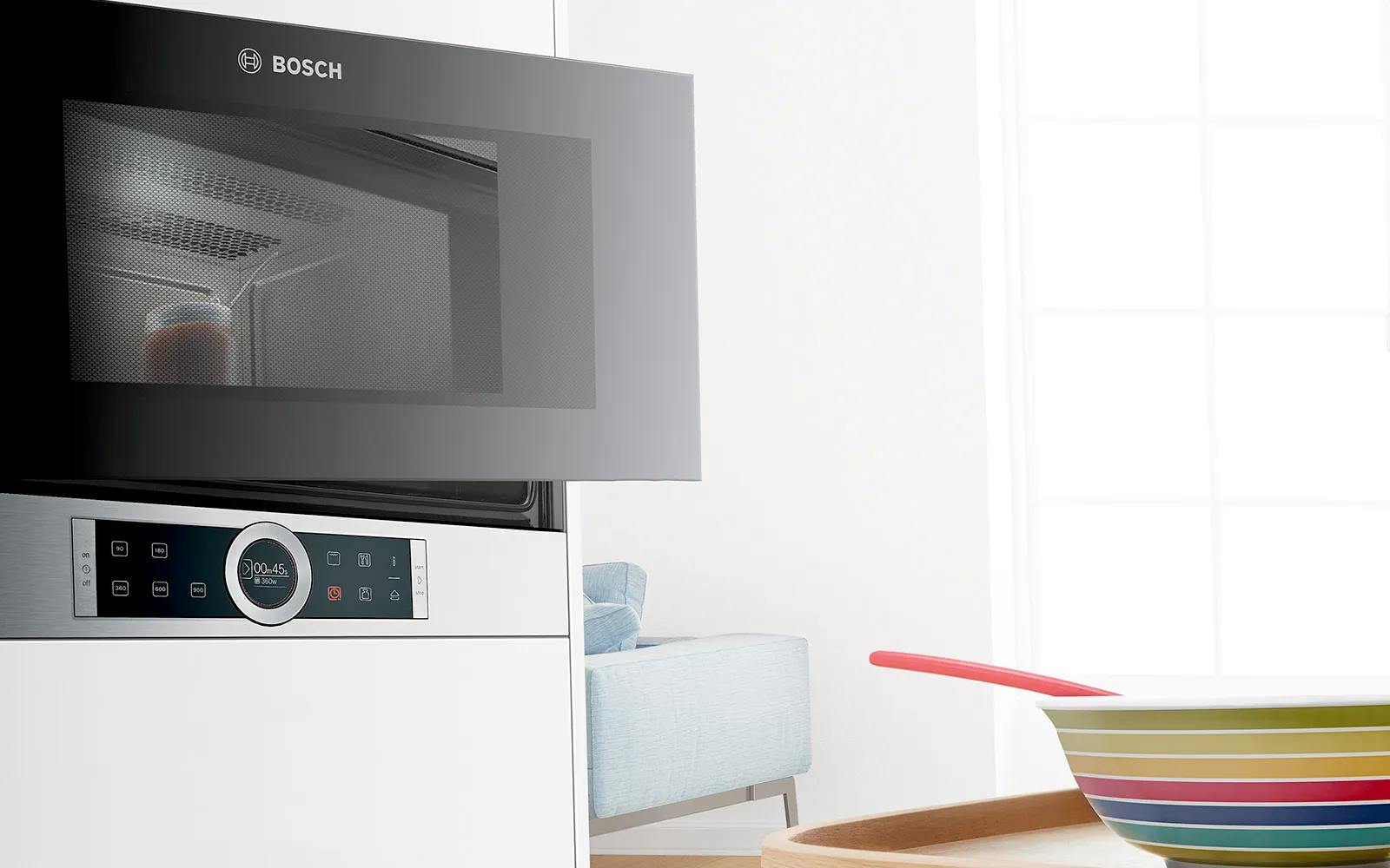 Bosch Mikrowellenherd mit digitalen Steuerungen, bunte Platten auf Holztisch, modernes Innendesign.