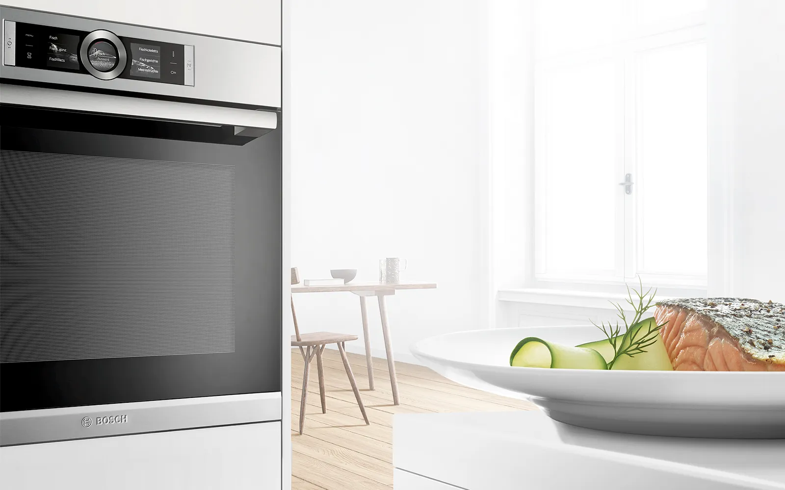Moderne Küche mit Edelstahlofen, minimalistischer Esstisch und frische Produkte auf der Theke.