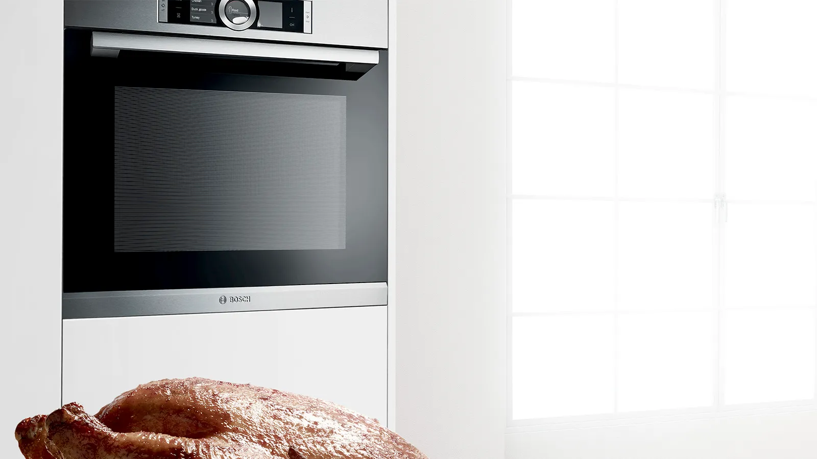 Backofen mit gebackenem Brot, Küchengerät, modernes Design, weiß und Edelstahl.