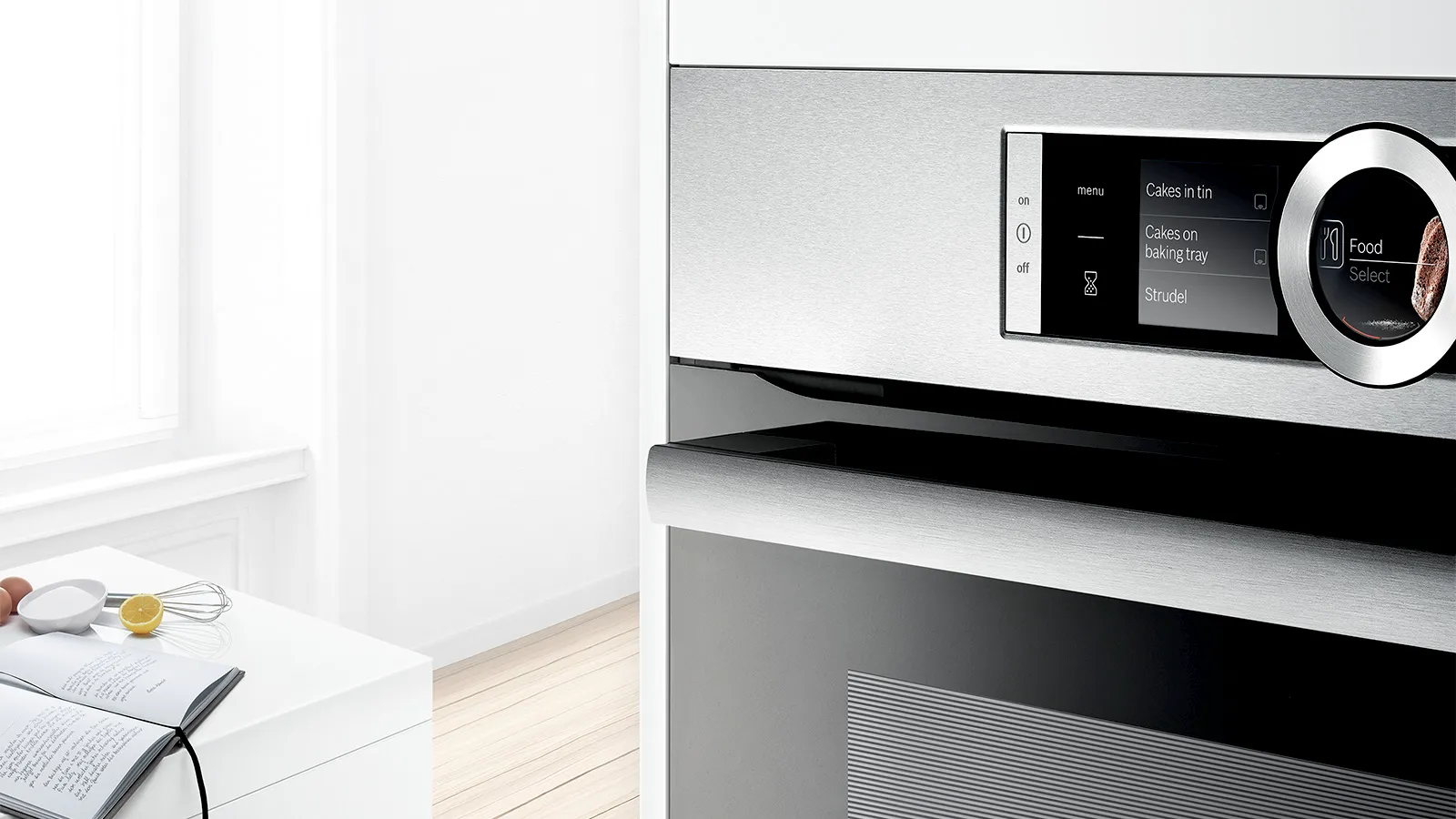 Moderne Küchengerät mit digitalem Display, minimalistischem Design und Kochutensilien auf der Theke.