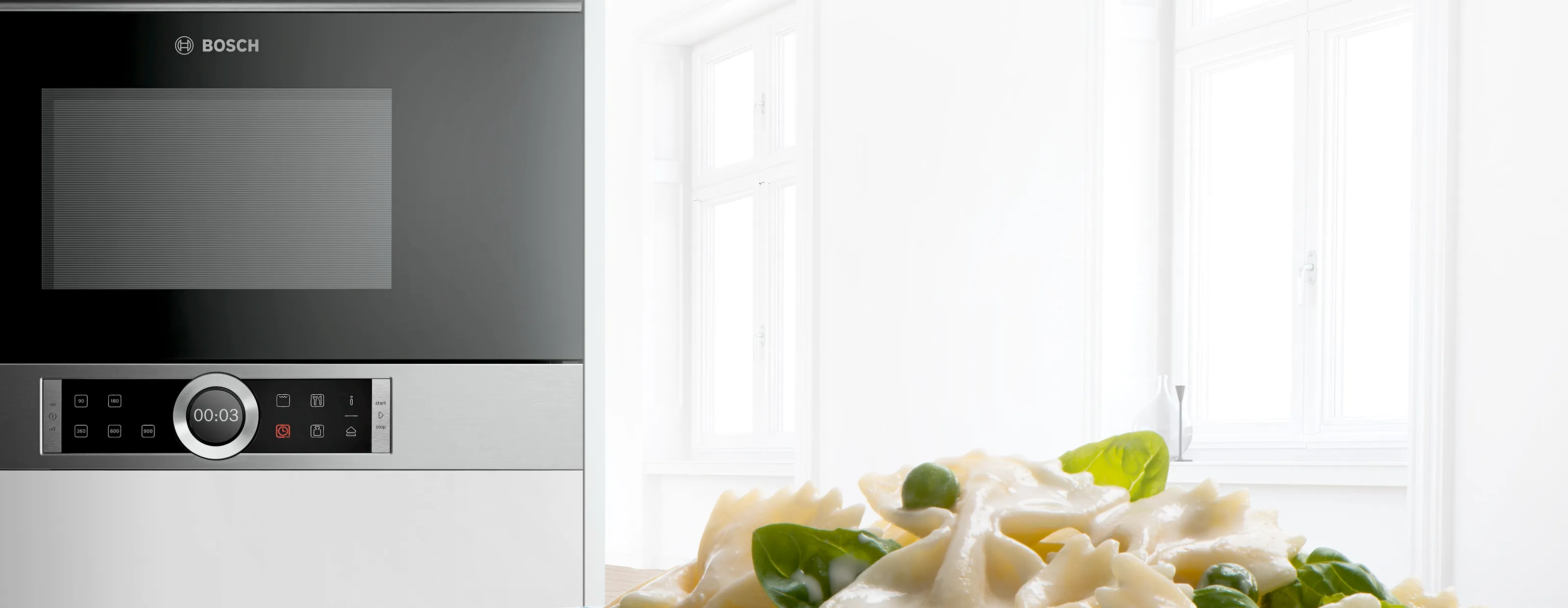 Bosch Serie 8 Einbaumikrowelle in einer modernen Küche mit einem Nudelgericht im Vordergrund.
