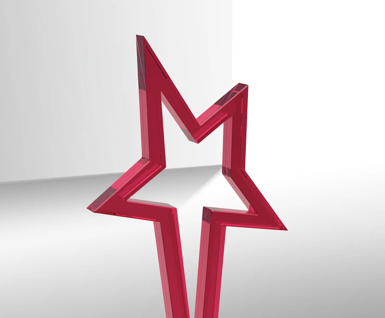 Eine gläserne, rote Skulptur in Form eines Sterns auf einem hellgrauen Hintergrund.
