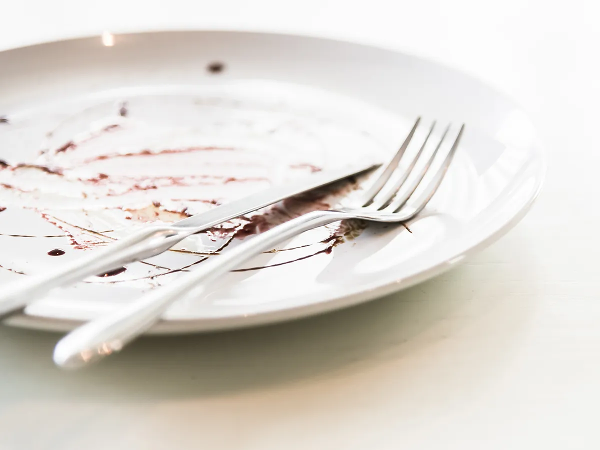 Plate and cutlery with scraps