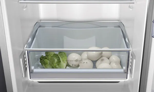 Interior de frigorífico Bosch com gavetas cheias de vegetais e frutas frescas, como alface, pimentos e uvas, realçando a conservação.