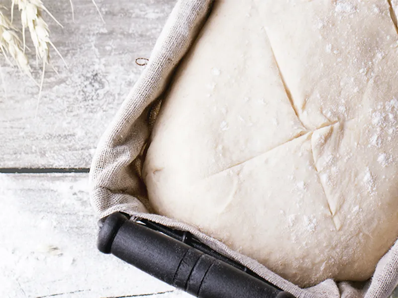 Tosse, farina, perno di rotolamento, superficie di legno, cottura, preparazione di cibo.