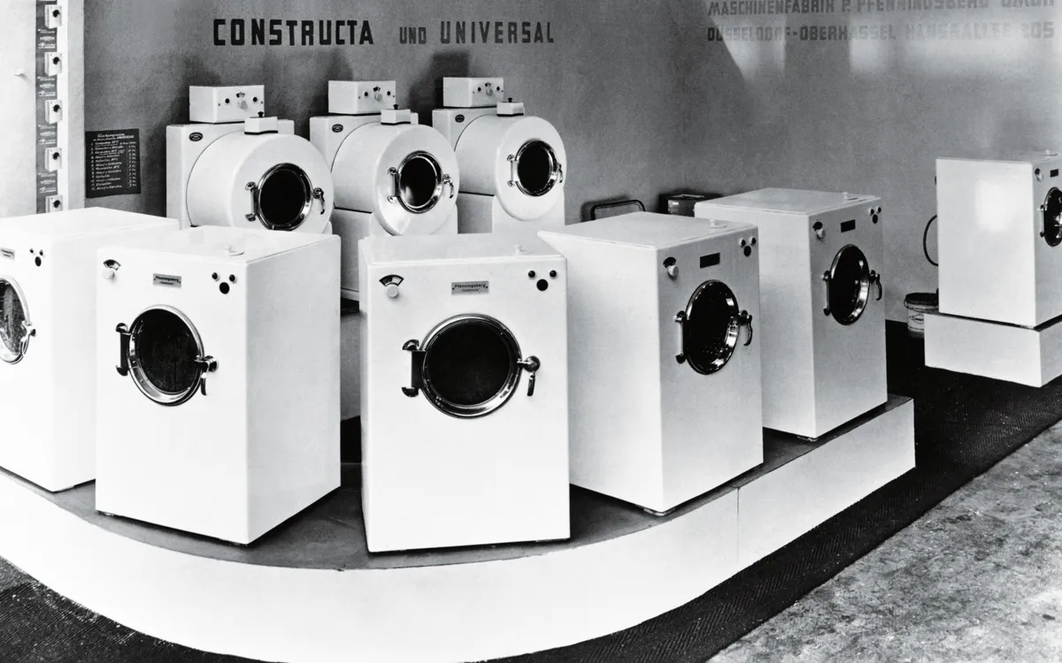 Schwarzes und weißes Bild von mehreren Constructa Waschmaschinen in einer Showroom-Einstellung