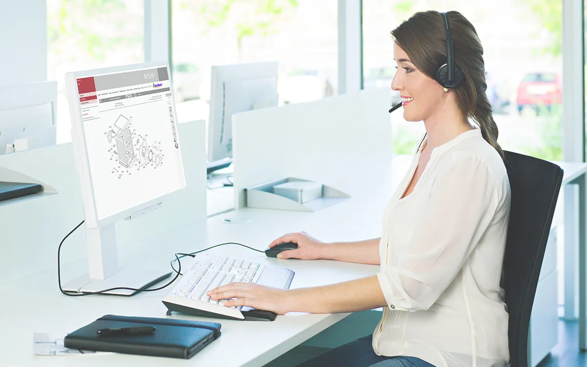 Frau in Headset arbeitet an Computer-Desk mit Karte auf dem Bildschirm.