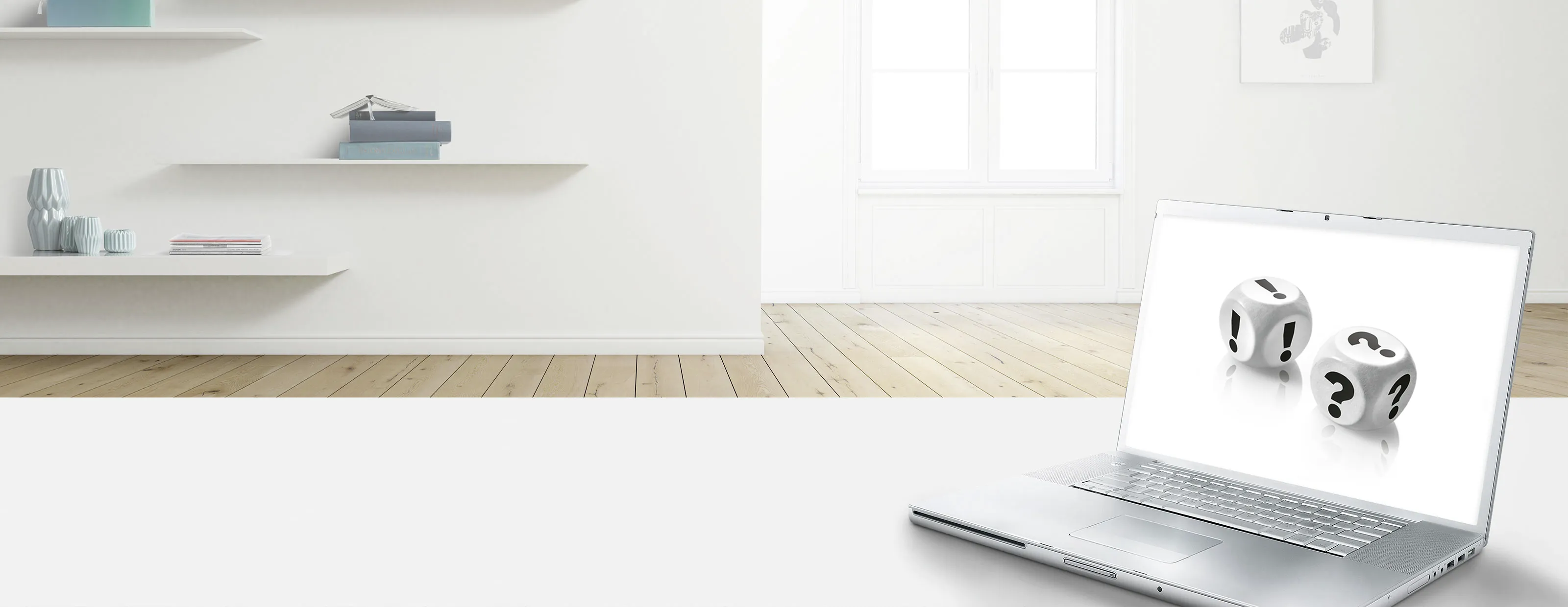 Minimalist ev ofisi, dizüstü bilgisayar ekranları, raflar ve sert ahşap zemin ile.