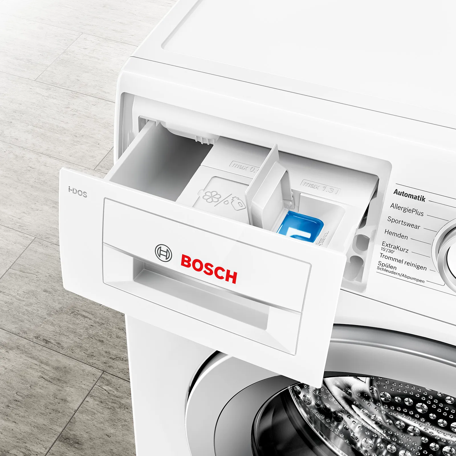 Masina de spalat alb Bosch cu sertar detergent deschis pe podea.