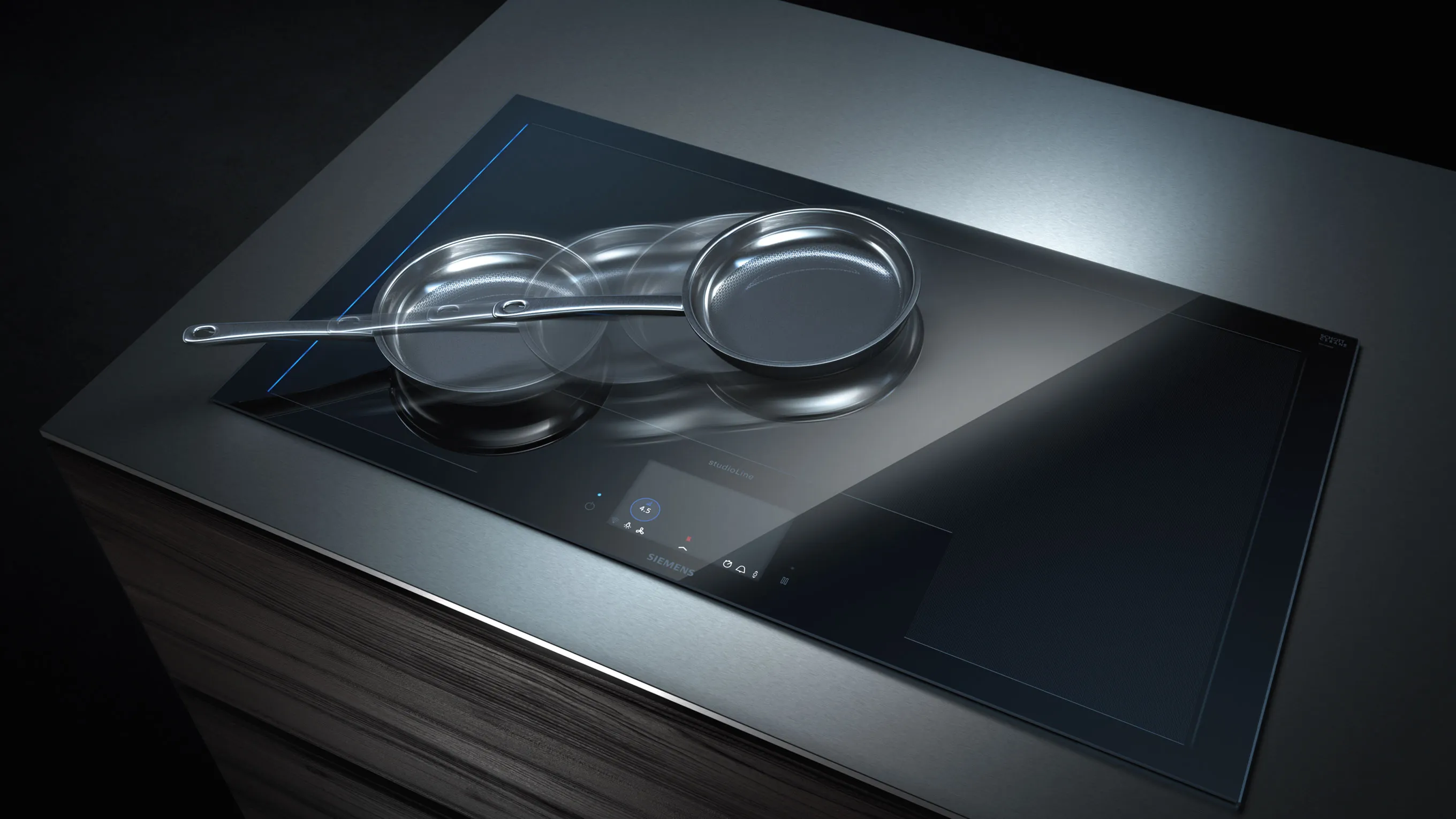 Cobertura de indução elegante e moderno com superfície de vidro reflexivo e utensílios de cozinha de metal.