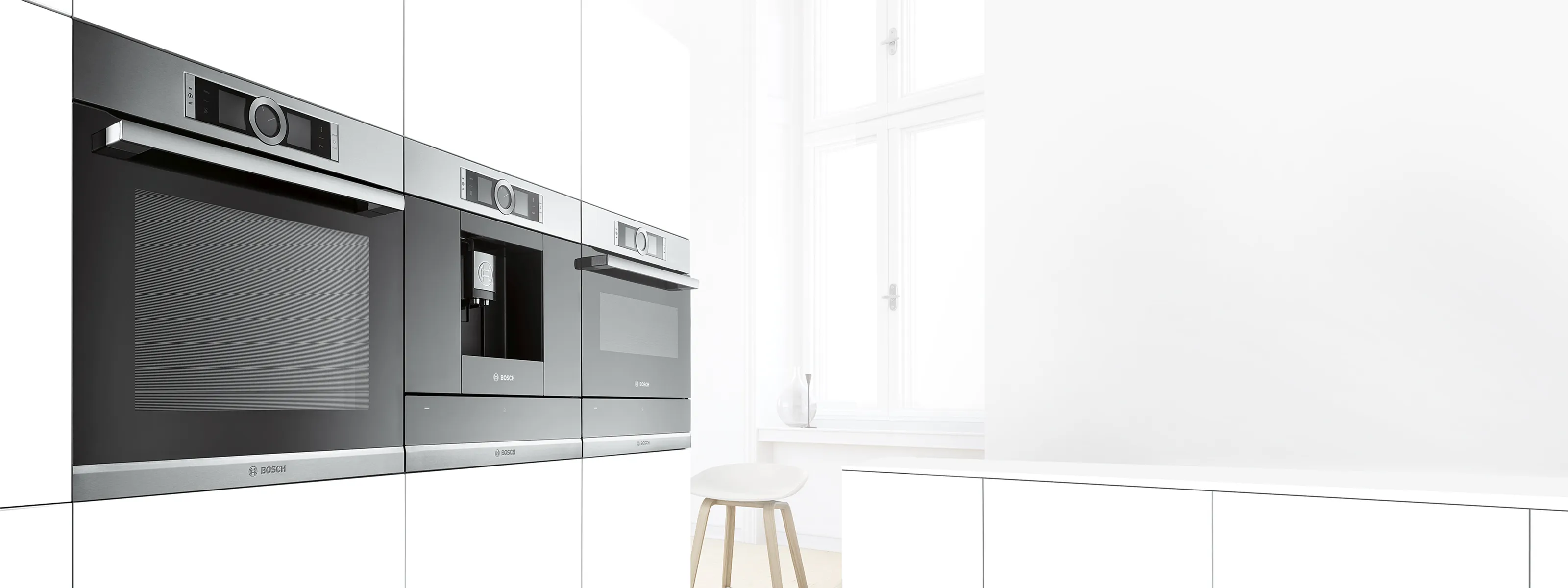 Bucătărie modernă cu aparate încorporate, design minimalist, și un scaun din lemn.