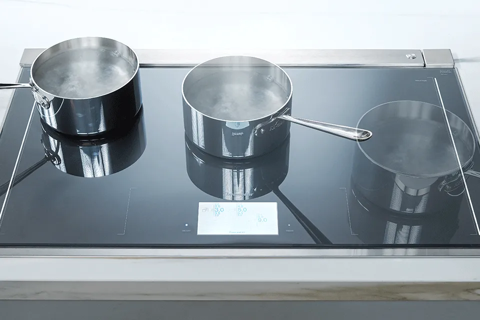 Thermador Masterpiece Collection Freedom Induction Cooktop pan moving 