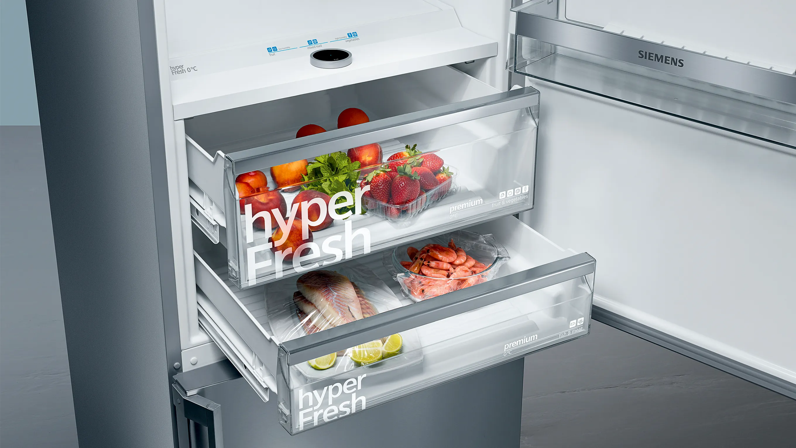 Réfrigérateur ouvert avec tiroirs Hyper Fresh contenant des produits frais et d'autres aliments.
