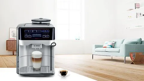 Modern oturma odasında kanepe ve dekor ile kahve makinesi.