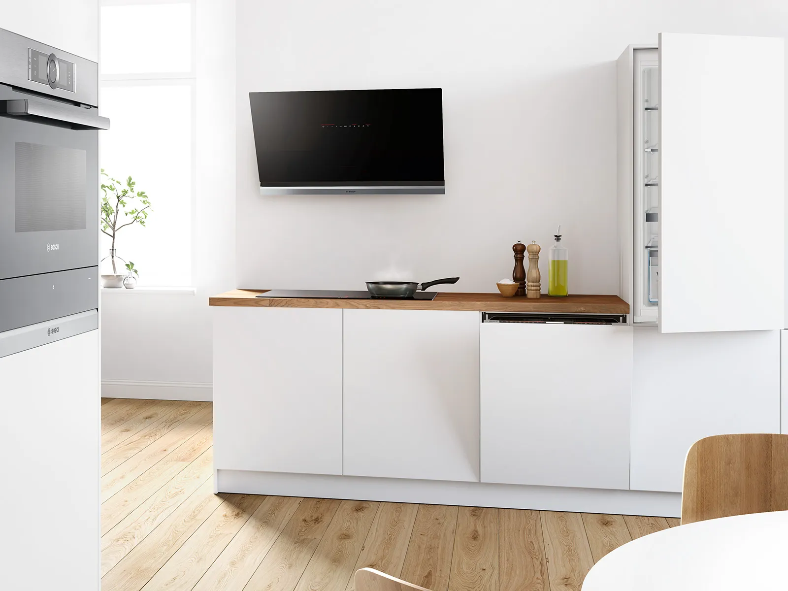 Beyaz kabinler, ahşap tezgah, TV ve minimalist dekorasyon ile modern mutfak.